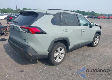 2021 Toyota Rav4 Xle z USA, uszkodzony, nr VIN 2T3P1RFV1MC141164